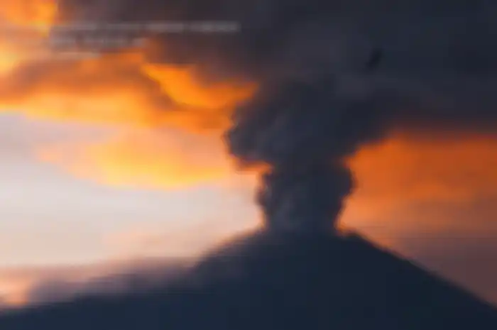 Gunung Merapi memiliki tipe letusan efusif dan eksplosif. 