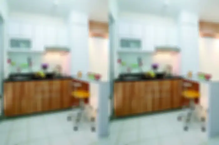 Dapur ceria pasangan muda di apartemen mungil.