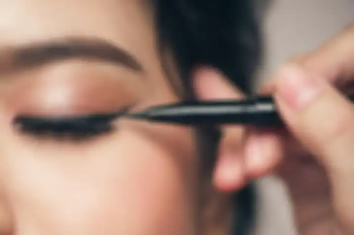 memakai eyeliner