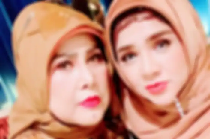 Fitria Sukaesih memberikan kabar duka mengenai Elvy Sukaesih.
