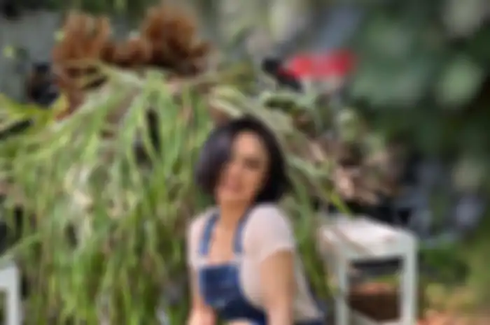 Gaya Yuni Shara saat berkebun