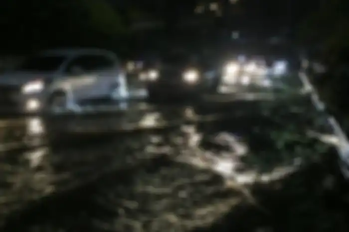 Pasca hujan deras, banjir menggenangi kawasan Citraland, Grogol Petamburan, Jakarta Barat Senin (21/9/2020)