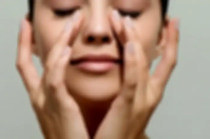 Memakai skincare di malam hari