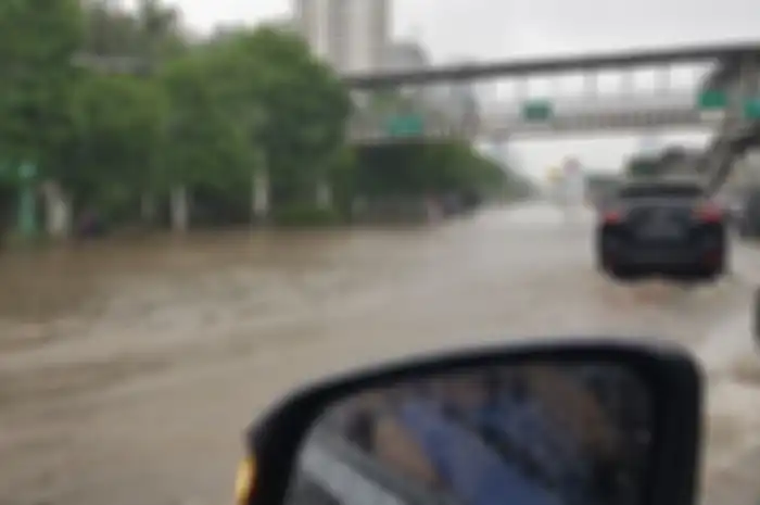belajar dari musibah banjir yang terjadi pada awal tahun di Jakarta. Kita semua harus lebih waspada untuk mempersiapkan diri dan hal-hal penting lainnya