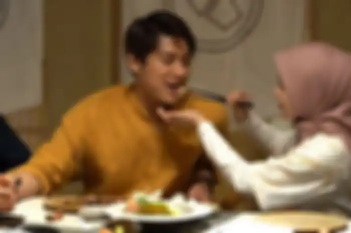 Lesty Kejora sedang suapi Rizky Billar
