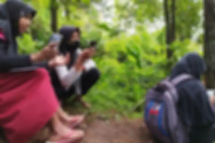 Siswa MTs Pakis mengerjakan ujian tengah semester (UTS) secara daring di bukit Dusun Pesawahan Desa Gununglurah, Kecamatan Cilongok, Kabupaten Banyumas, Jawa Tengah, Selasa (22/9/2020).