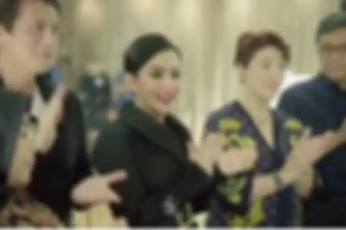 Syahrini dan Keluarga Reino Barack 
