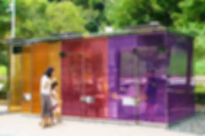 Toilet umum transparan di Taman Mini Yoyogi Fukamachi, Jepang.