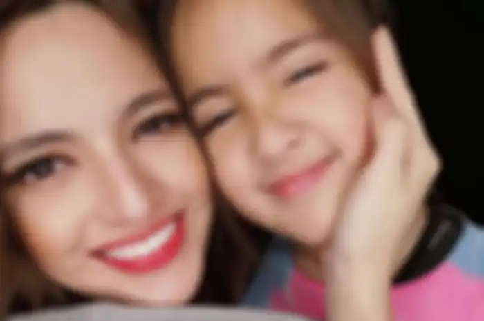 Nia Ramadhani dan Mikhayla Bakrie