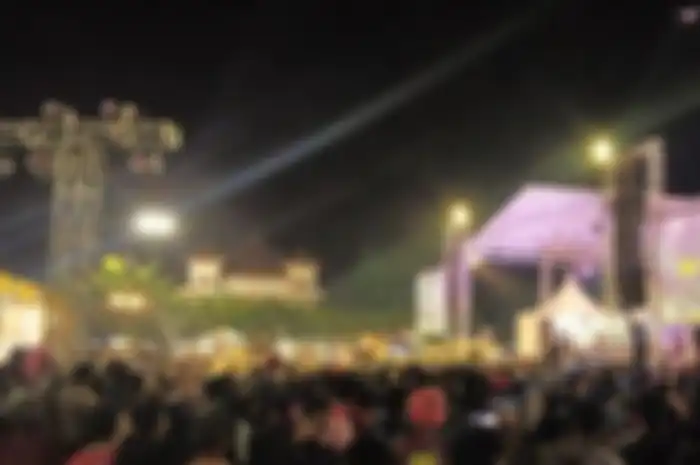 Konser dangdut tetap digelar oleh Wakil Ketua DPRD Tegal meskipun belum mengantongi izin. Konser ini dihadiri ribuan orang.