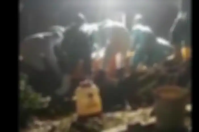 Tangkapan layar Handphone prosesi pemakaman prtokol Covid-19 yang muncul suara aneh wanita tertawa saat prosesi pemakaman dilakukan malam-malam di area makam Kabupaten Mojokerto. 