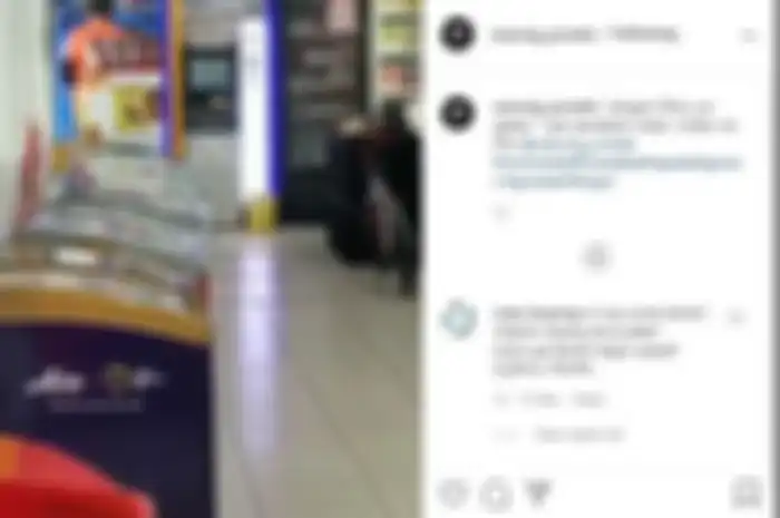 Pesepeda yang masukin sepeda ke dalam mini market.