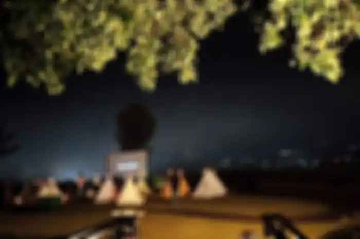 Tenda di bawah bintang berada di Green Forest Lembang. Tempat ini menawarkan sensasi baru dalam menonton film outdoor yang seru nan romantis.