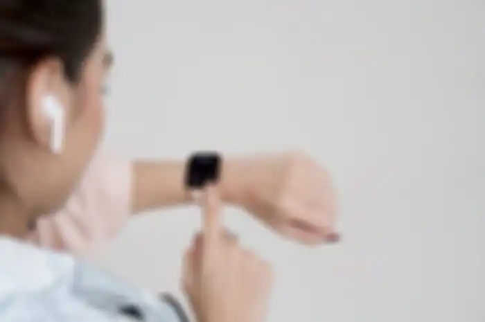 Ilustrasi pengguna OPPO Enco Series dan OPPO Watch Series