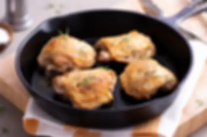 Memasak daging ayam