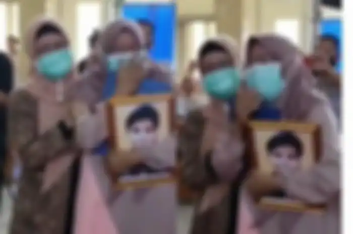 Tangkapan layar seorang ibu saat mewakili prosesi wisuda anaknya yang sudah meninggal dunia di Universitas Wiralodra Indramayu, Selasa (29/9/2020)