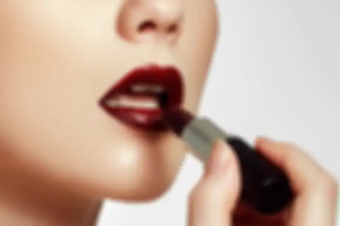Memakai lipstik gelap