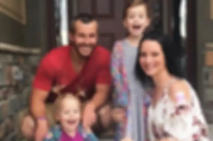Chris Watts beserta istri dan 2 anak perempuannya yang masih balita. Watts tega membunuh keluarga mungilnya setelah bertengkar hebat dengan istrinya yang tahu bahwa dia berselingkuh.