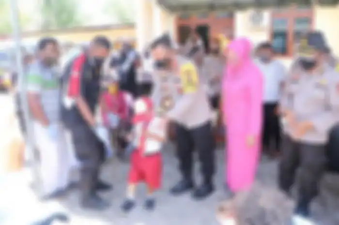 Stenly Yesi Ndun, saat menerima bantuan kaki palsu dari Kapolda NTT Irjen Pol Lotharia Latif