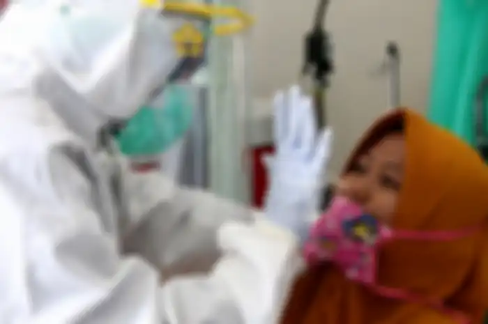 Warga dengan kategori orang dalam pemantauan (ODP) dan tenaga medis di wilayah Lampulo dan Kuta Alam mengikuti tes swab Covid-19 massal yang dipusatkan di Puskesmas Kuta Alam, Banda Aceh, Rabu (17/6/2020).