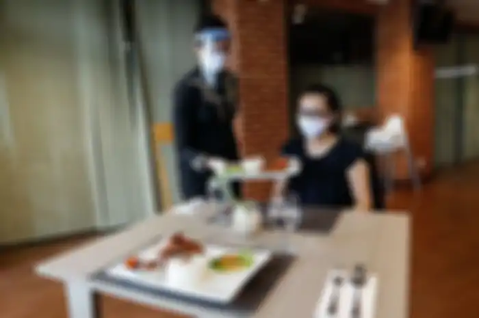 Karyawan restoran menggunakan masker, face shield, dan sarung tangan saat menyajikan makanan di Hotel Santika Depok, Selasa (9/6/2020). Sebanyak kurang lebih 80 unit hotel jaringan Santika Indonesia Hotels dan Resorts mulai dibuka sejak 4 Juni 2020 dengan menerapkan protokol kesehatan kenormalan baru untuk mencegah penyebaran virus covid-19. 