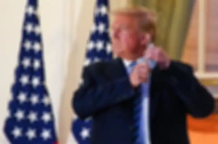 Presiden AS Donald Trump lepas masker