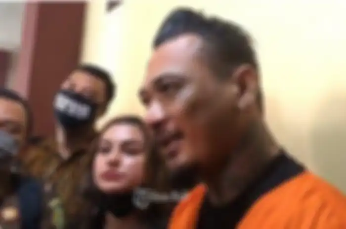 I Gede Ari Astina alias Jerinx menemui awak media seusai menjalani sidang di kantor Ditreskrimsus Polda Bali, Selasa (6/10/2020).