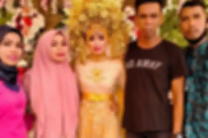 mempelai wanita duduk sendirian tanpa ditemani sang suami di atas pelaminan