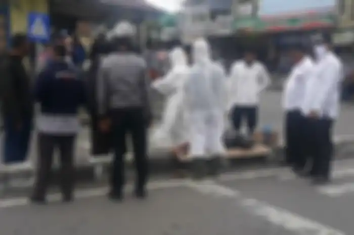 Suasana evakuasi seorang anak berinisial HR (12), seorang anak yang ditemukan tertidur di marka jalan di Simpang Wariji, Kampung Blang Kolak I, Takengon, Aceh Tengah.