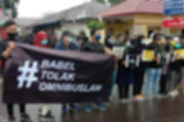 Ratusan mahasiswa yang ada di Provinsi Bangka Belitung juga melakukan aksi damai menolak Undang - Undang Omnibus Law atau Cipta Kerja, di Alun Alun Taman Merdeka Kota Pangkalpinang. Kamis (8/10/2020).