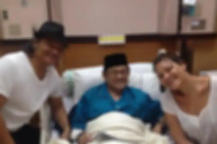 Melani Subono saat menjenguk BJ Habibie
