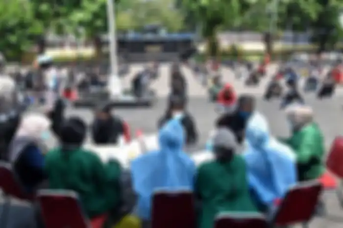 Ratusan pengunjuk rasa dikumpulkan di tengah lapangan untuk menjalani rapid test oleh petugas kesehatan di Mapolrestabes Bandung, Kamis (8/10/2020).