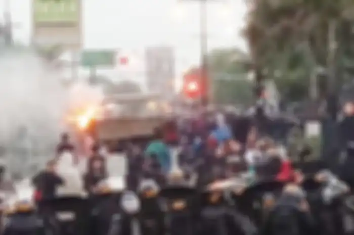 Mobil Satpol PP Sukoharjo dibakar massa saat demonstrasi penolakan UU Cipta Kerja.