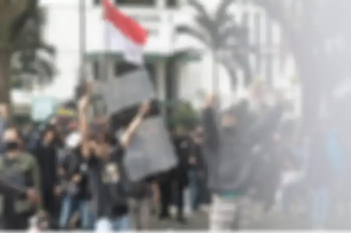 (Ilustrasi) Demo penolakan Omnibus Law RUU Cipta Kerja di Kota Malang, Kamis (08/10/2020) berakhir ricuh. Massa melempari gedung dewan dengan petasan, batu, dan merusak motor, kaca, serta beberapa properti 