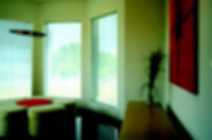 Memasukkan sinar sang surya ke dalam interior rumah.
