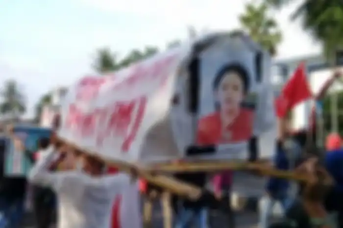 Foto Puan Maharani terpampang di keranda yang diarak mahasiswa.