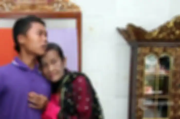 Nenek Rohaya dan pasangan Selamet Riyadi.