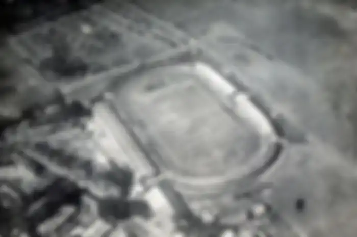 Pemandangan dari udara mengenai peristiwa penting dalam sejarah Indonesia: Pembukaan Pekan Olahraga Nasional di Stadion IKADA pada tanggal 21 Oktober 1951.