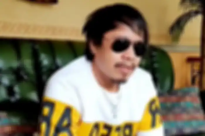 Kacamata hitam Ian Kasela bakal dilelang.