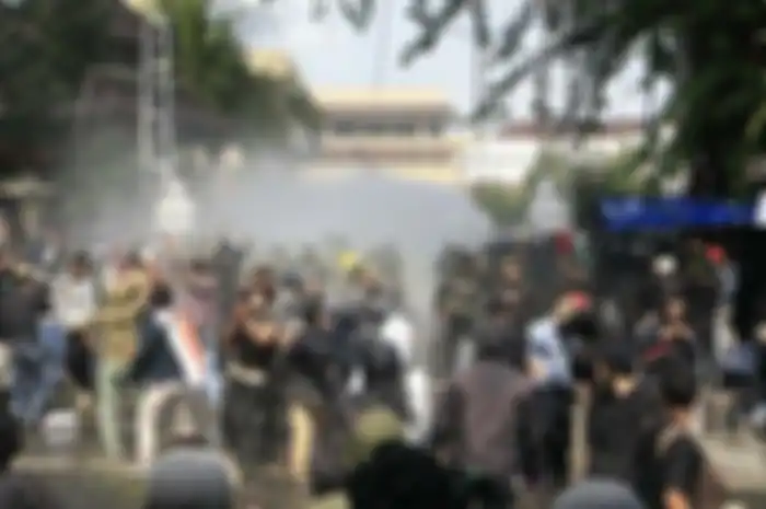 Sejumlah demonstran terluka dan fasilitas gedung DPRD Yogyakarta rusak saat aksi unjuk rasa menolak UU Cipta Kerja
