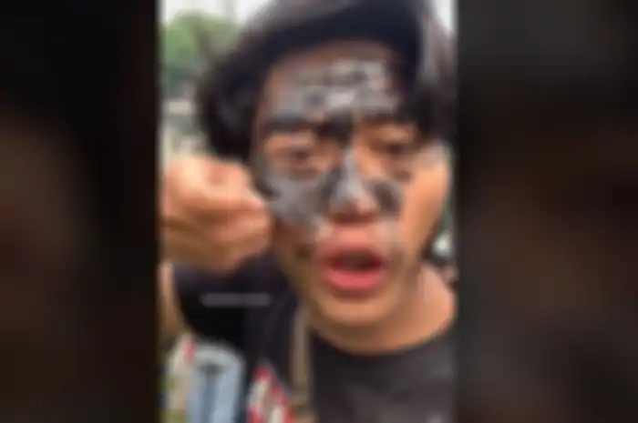 aksi kocak, salah satu pendemo yang turun di jalan, pake masker untuk perawatan wajah, bukan masker medis