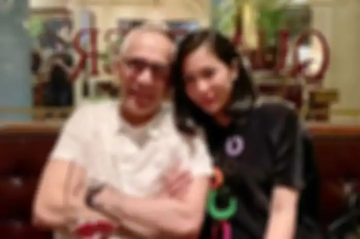 Bunga Zainal dan suami.