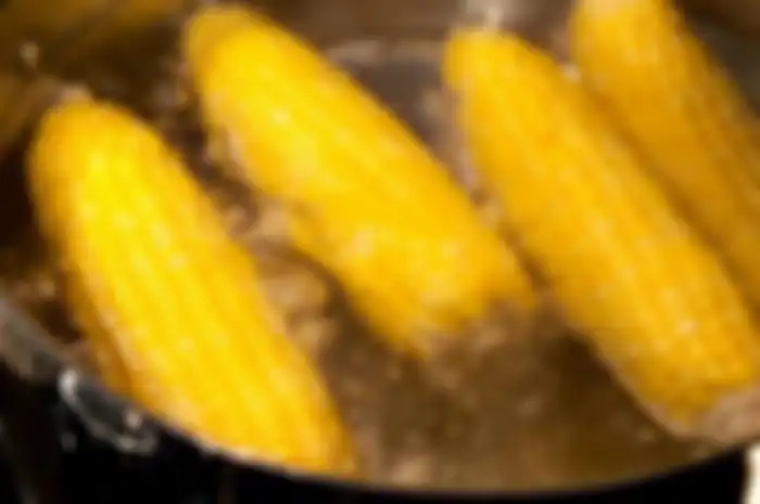 Siapa sangka ternyata dengan mengonsumsi air rebusan jagung, Anda bisa mendapat berbagai manfaat kecantikan ini