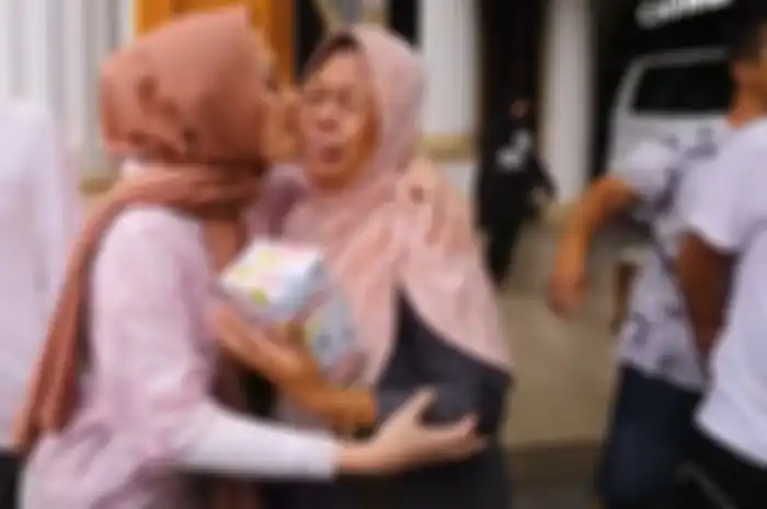 Ibunda Sule menangis saat diberi ucapan selamat ulang tahun oleh Nathalie Holscher