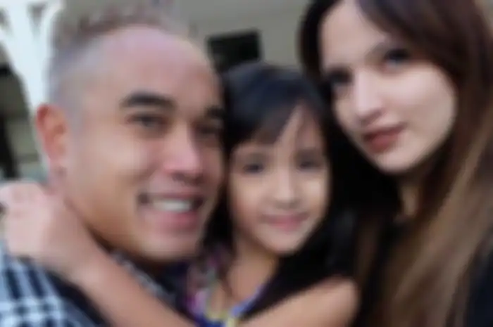 Nia Ramadhani, Ardi Bakrie, dan Mikhayla.