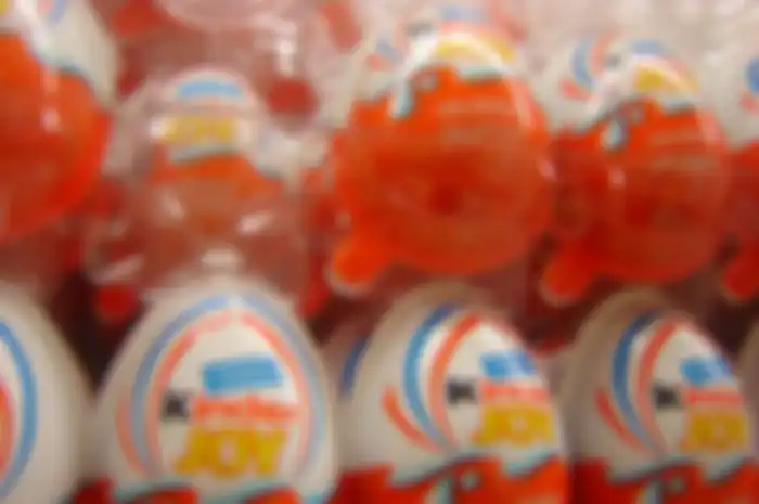 Penampakan Kinder Joy di etalase minimarket.