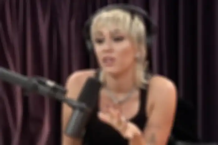 Miley Cyrus saat hadir di Podcast Joe Rogan
