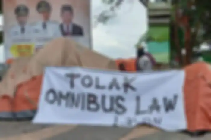 Spanduk penolakan omnibus law UU Cipta Kerja di depan Kantor Gubernur Kaltim, Jalan Gajah Mada, Samarinda, Sabtu (10/10/2020).