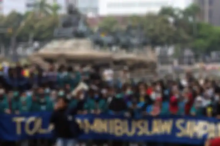 Ratusan mahasiswa yang ikut demo tolak UU Cipta Kerja dinyatakan positif Covid-19.