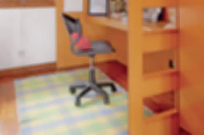 Meja di Bawah Tempat Tidur